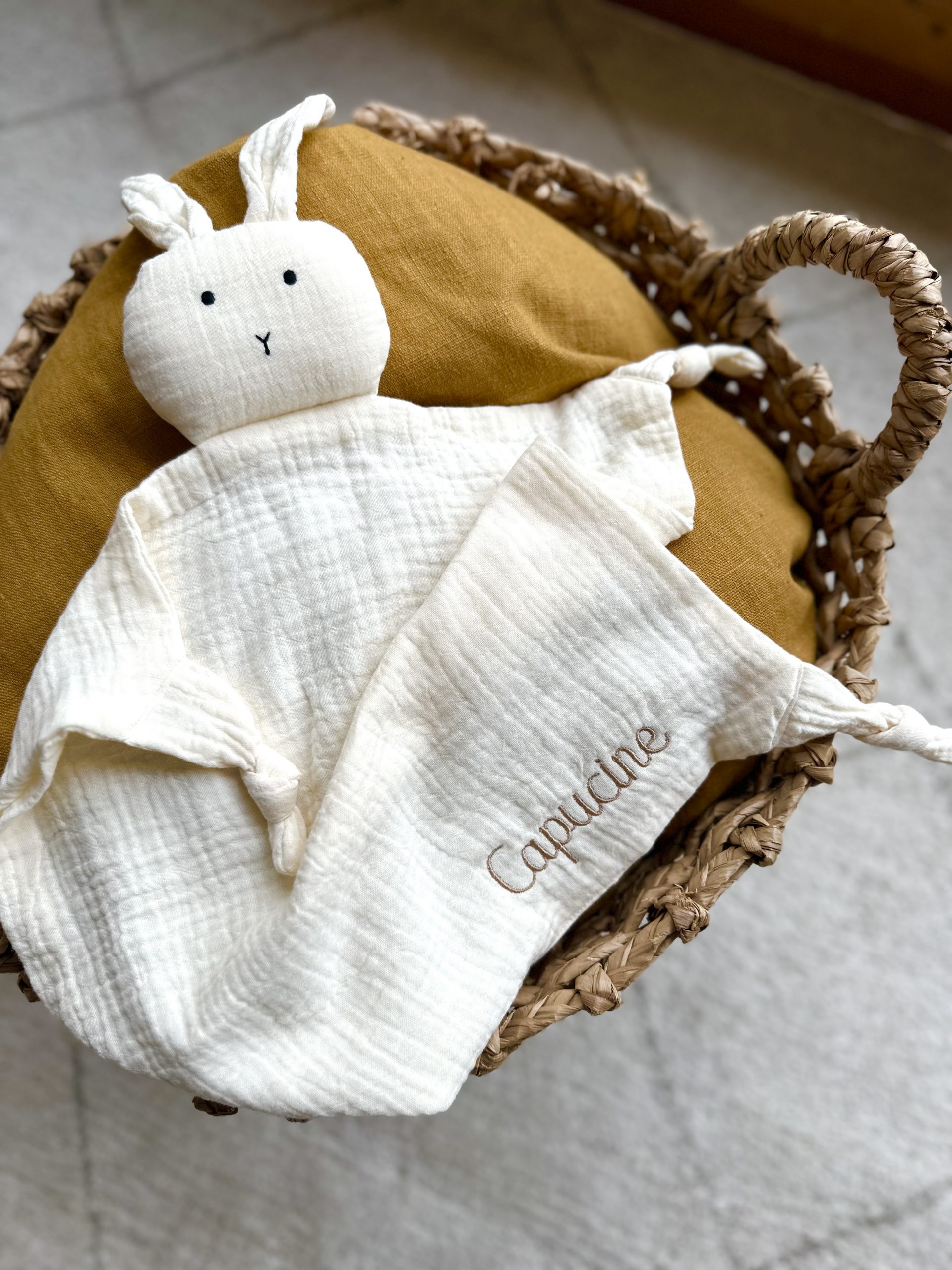 Doudou lapin écru personnalisé idéal pour un cadeau de naissance